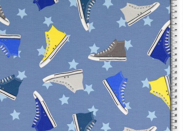 Jersey bedruckt Sneakers auf Jeans